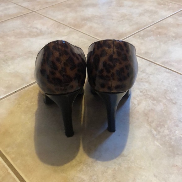 Kenneth Cole Reaction Cheetah print heels . - Picture 3 of 12